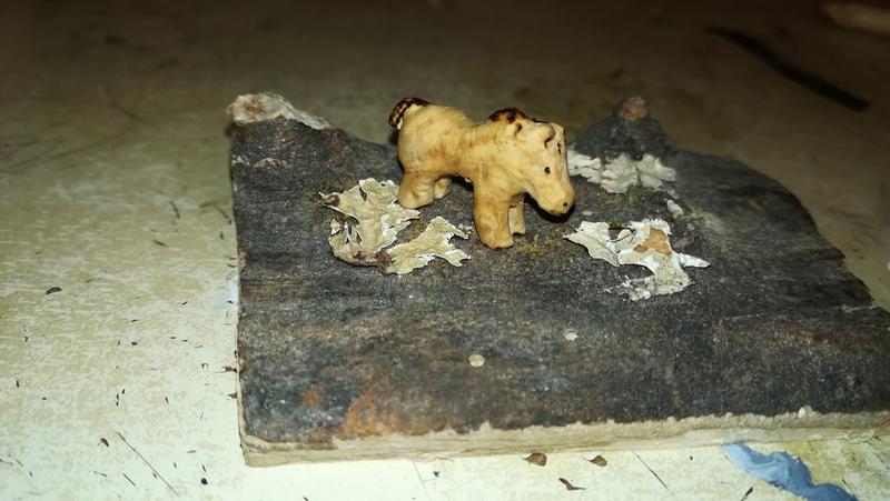 Une petite sculpture de poney en bois