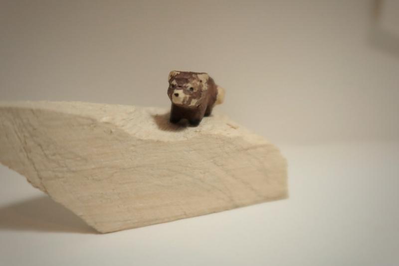Mini sculpture de panda roux en bois 