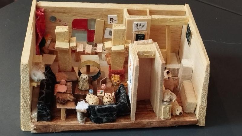 Scène miniature d'un bar à chats. Des chats sont un peu partout dans le bar. Les humains sont remplacés par d'autres animaux