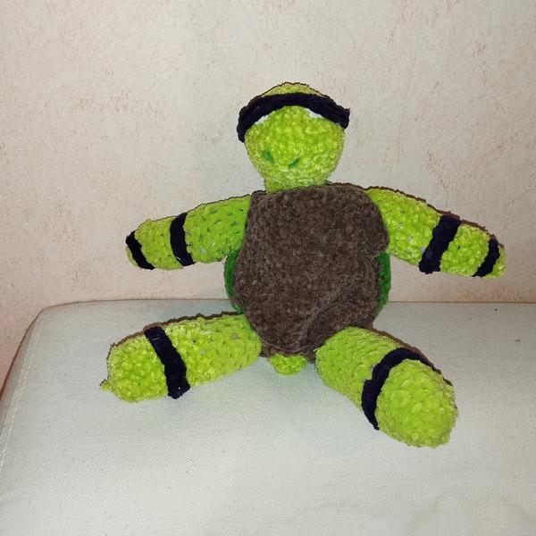 Une tortue au crochet, avec des bandeaux violetsL'assemblage est moyen bof