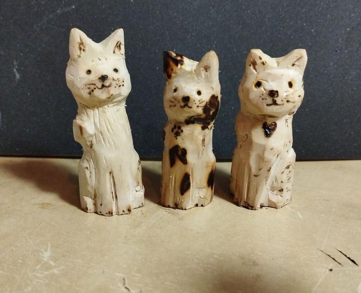 Trois sculptures de chat 