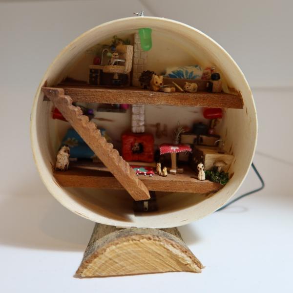 mini maison en bois avec des mini animaux (renards, lapin, kodama)