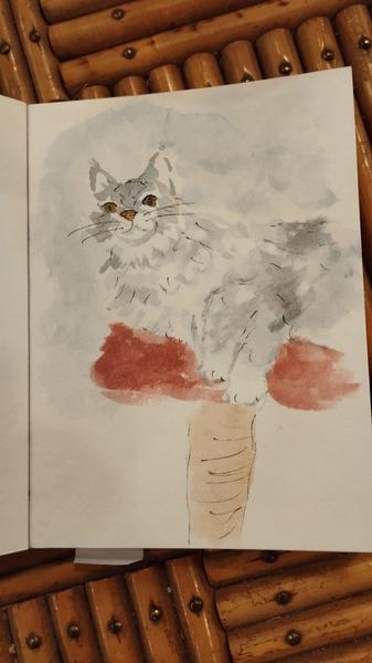 Aquarelle d'une maine coon grise sur son arbre à chat