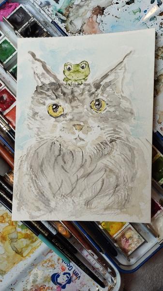 Aquarelle d'un chat gris à poils longs avec une petite grenouille posée sur sa tête