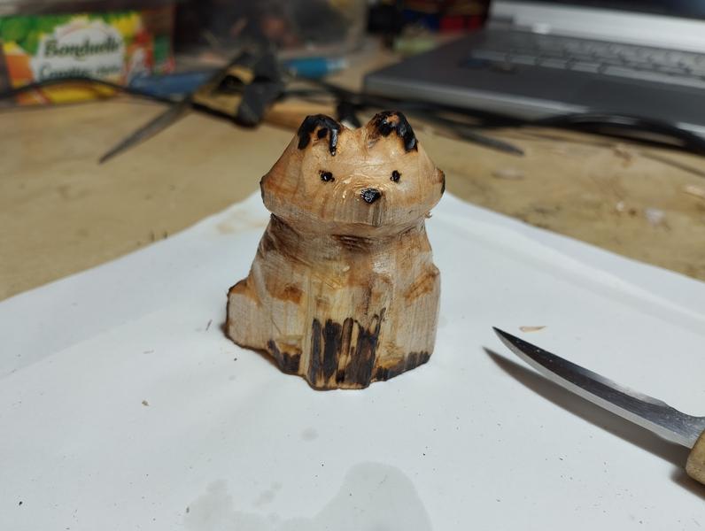 Sculpture de renard en bois pyrogravé 