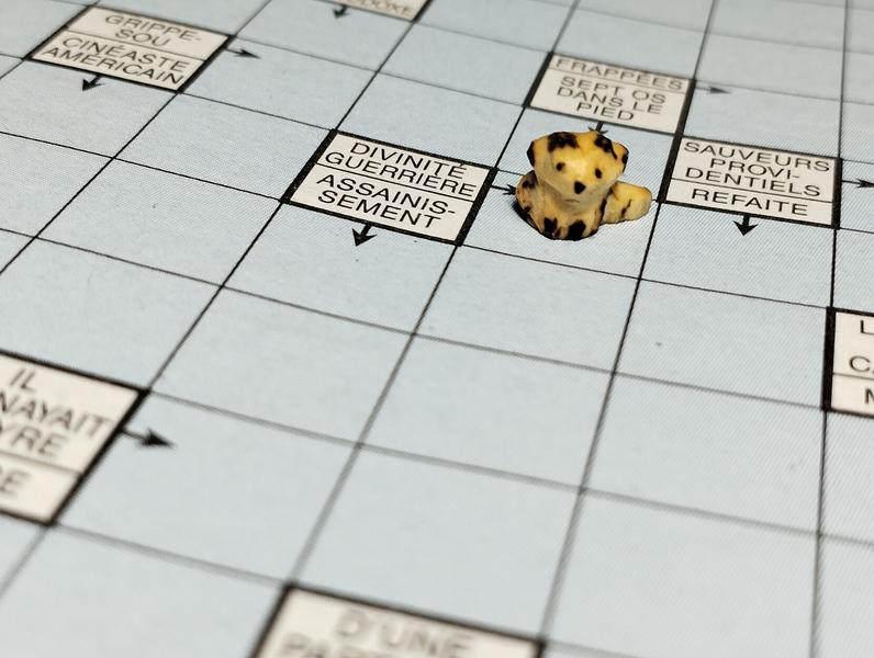 Gros plan, on peut lire la définition : "divinité guerrière" 