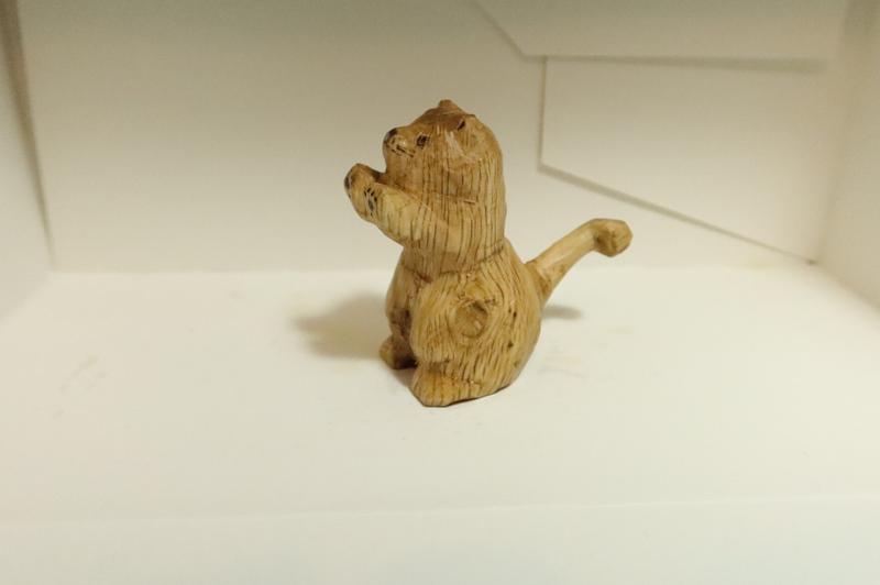 sculpture en bois d'un chat qui lève ses pattes avant