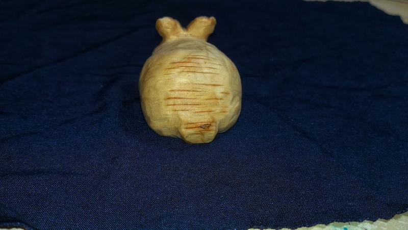 sculpture de lapin en bois, vue  de derrière