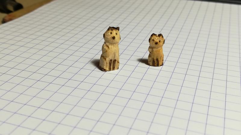 Deux mini sculptures de renard en bambou pyrogravé 
