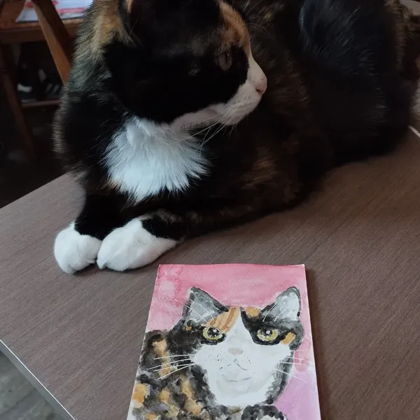 'a vraie Nola à côté de son portrait. Elle regarde ailleurs mais reste magnifique 
