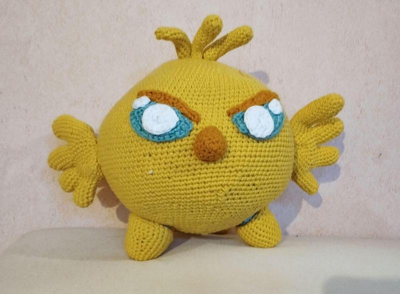 Un poussin au crochet. Tout jaune, il a un regard énervé 