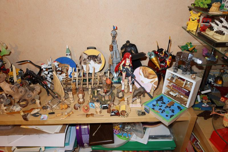 plein de sculptures  en bois d'animaux, d'armes, et des mini portraits