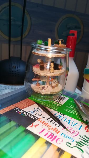 Un atelier dans un pot de yaourt en verre