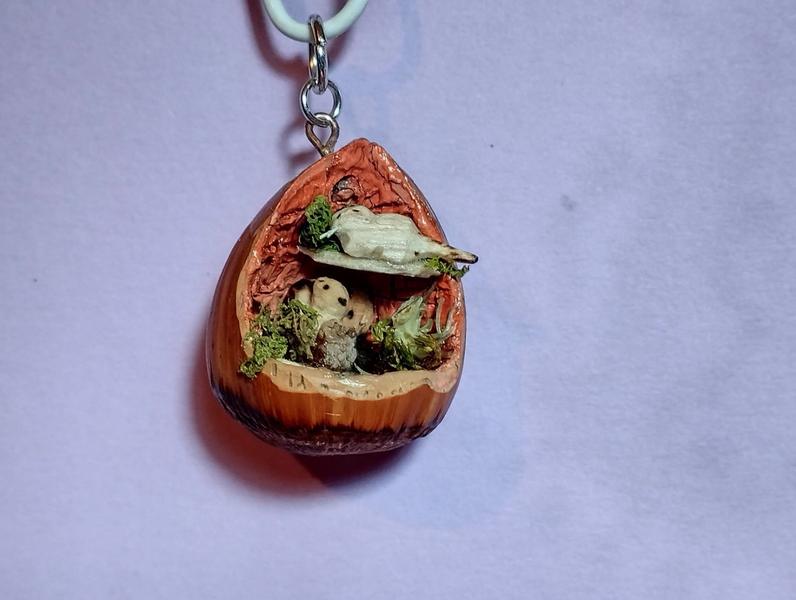 Pendentif noisette avec un petit écureuil et un ragondin
