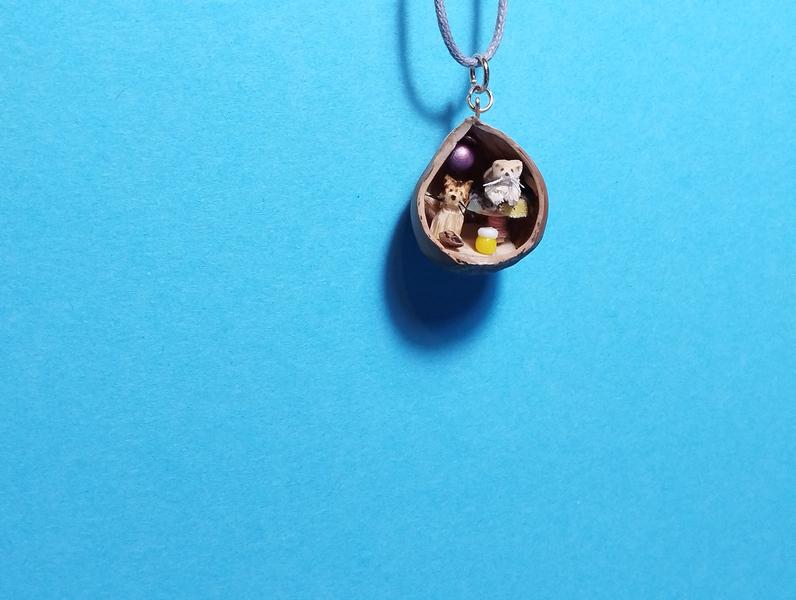 Pendentif noisette avec 2 chats dedans 