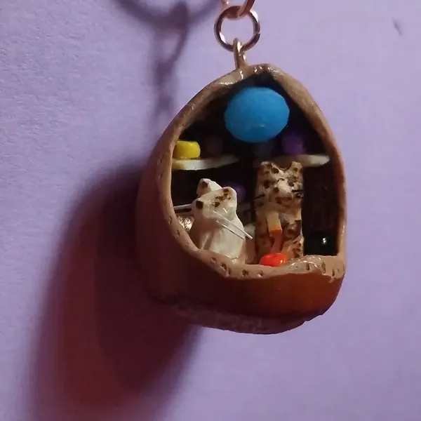 Autre vue, l'un des chats tient un bâton orange