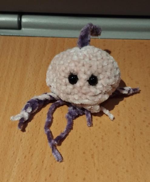 Une méduse rose au crochet, avec des tentacules violets