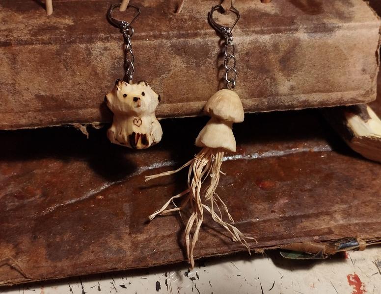 Deux pendentifs en bois : un renard et une méduse 