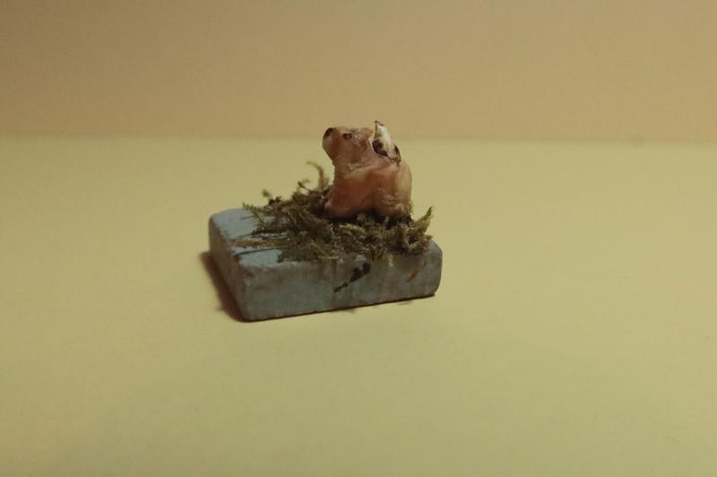 Mini sculpture de capybara sur un carré de mosaïque. Un petit oiseau chill sur le capybara