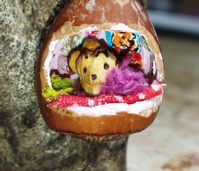 Très gros plan. Mais c'est un kitsune. Et derrière, ne serait-ce pas un portrait de Winnie l'ourson