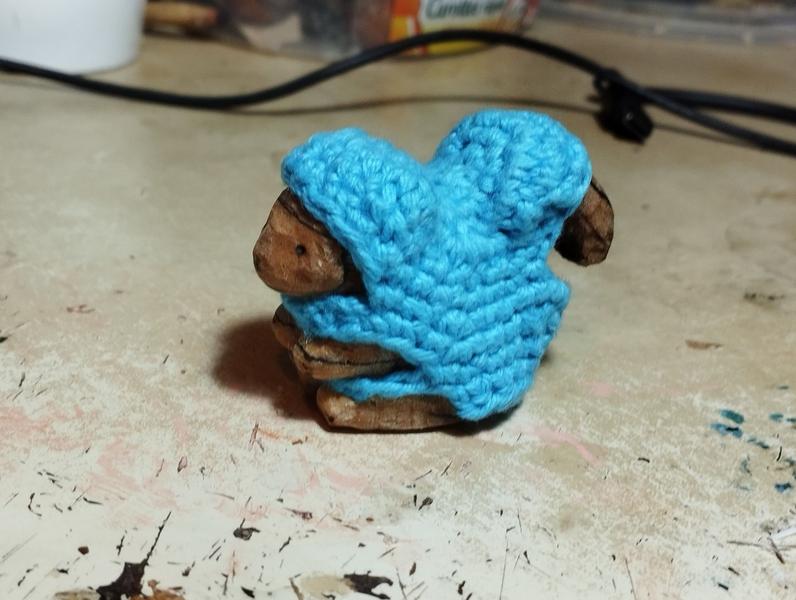 L'écureuil vu de profil avec son manteau 