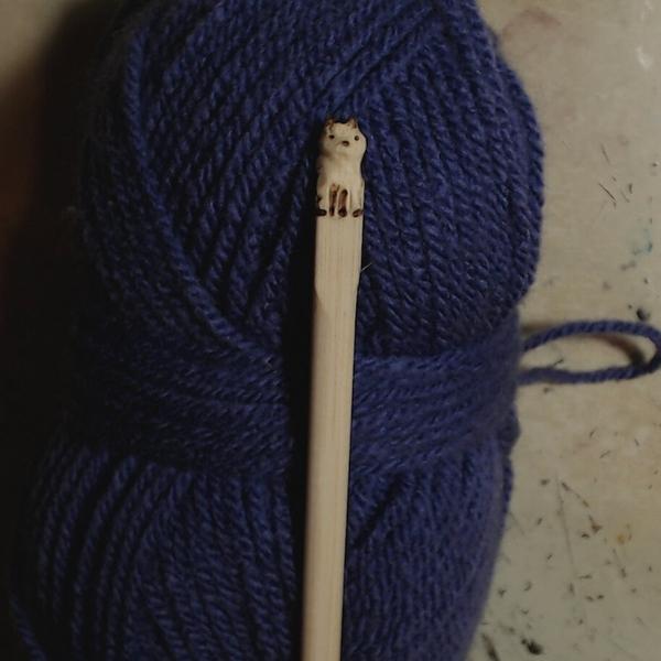 détail du renard sculpté au bout du crochet