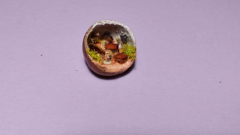 Le village vu de plus prêt. Les maisons ont des toits rouges. Une fontaine égaie la place