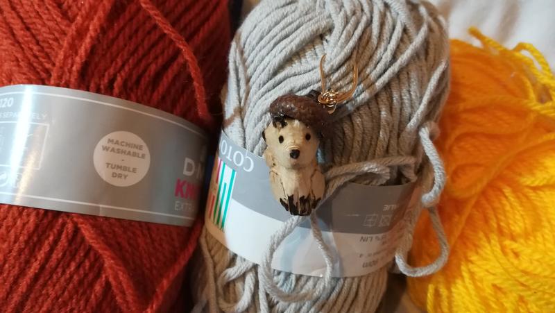 Stitch marker renard avec un béret fait avec une cupule de gland 