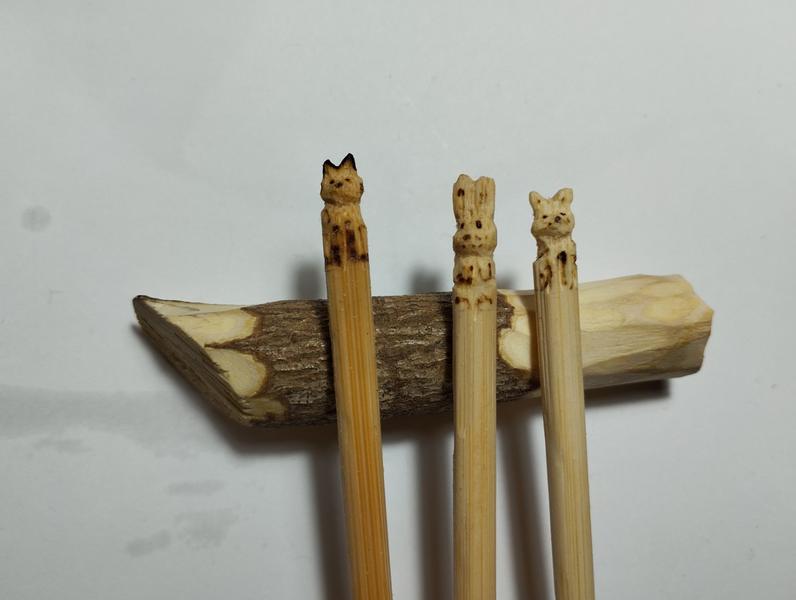 Gros plan sur les extrémités sculptées : un renard, un lapin et un fennec 