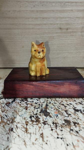 Photo d'une sculpture de chat en bois