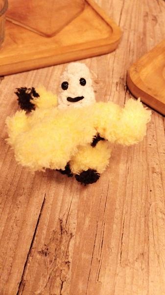 Une peluche de banane qui sourit. La peau est à moitié ouverte et très fluffy