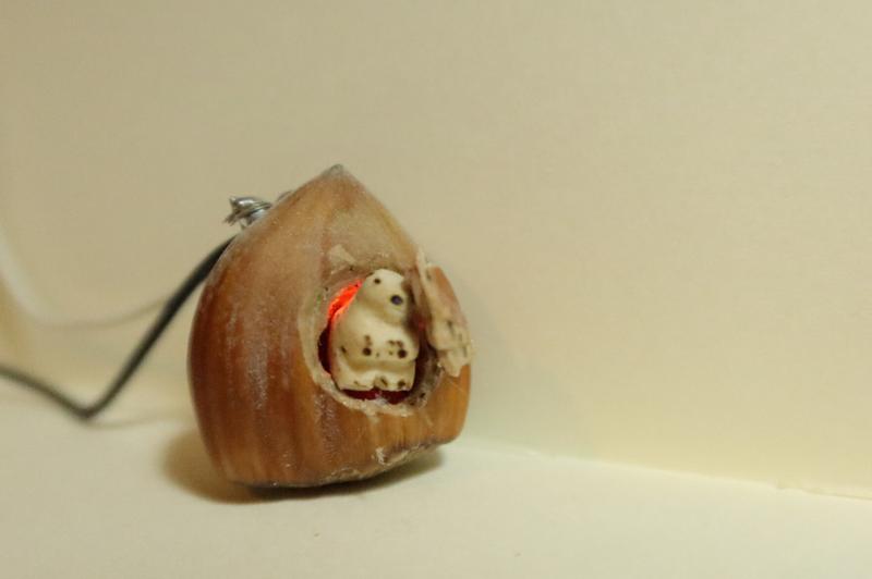 la sculpture de l'écureuil dans la maison noisette, les pattes et la tête à moitié sortie