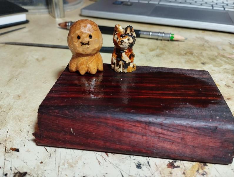 Un poulpe et une chatte tricolore en bois
