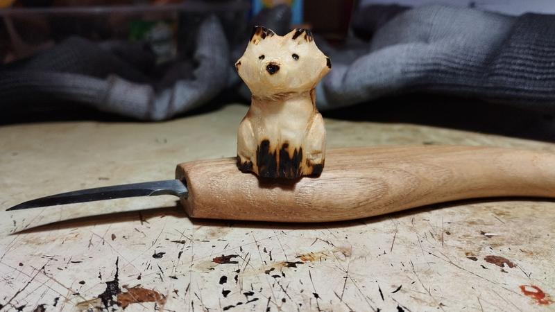 Un renard en bois assis sur un couteau