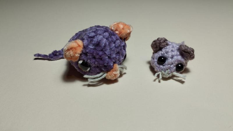 Deux souris violettes faites au crochet. A gauche le fil est fluffy, à droite fin