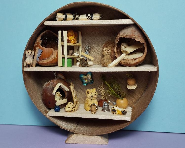 Une scène avec des minis sculptures d'animaux qui construisent des maisons dans des noisettes