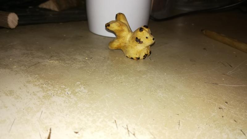 Petite sculpture de renard à trois queues, vue de profil 