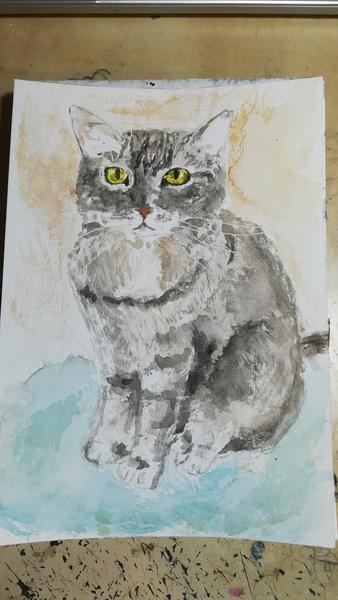 Aquarelle d'une chatte tigrée grise assise 