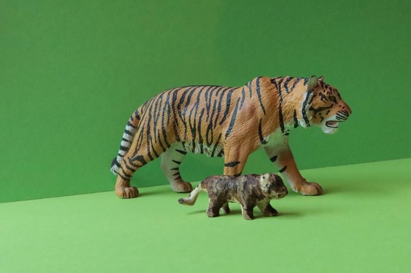 petite sculpture de tigre devant la figurine