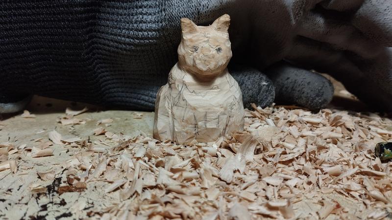 Une sculpture en bois de chat. Elle n'est pas finie 