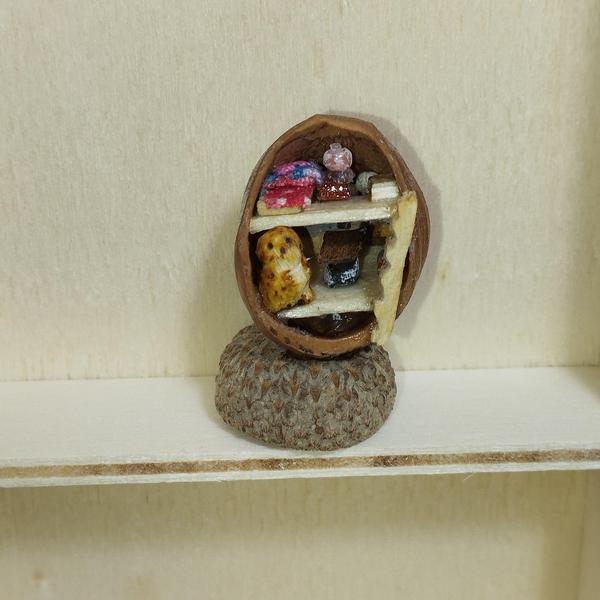 Une petite maison aménagée dans une noisetteÀ l'étage, la chambre. Au rez-de-forêt, le salon, une chouette d'y trouve