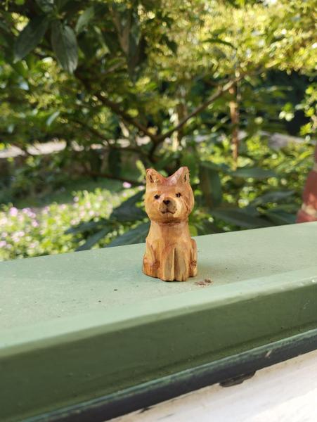 Un petit chat en bois