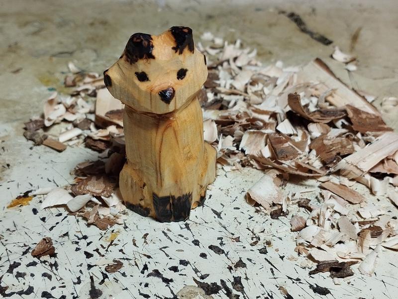 Un renard en bois et des copeaux 