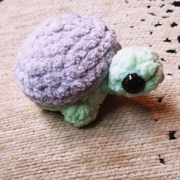 Une petite tortue au crochet, carapace violette