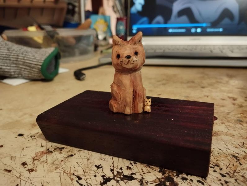 Un petit chat en bois et un mini chat