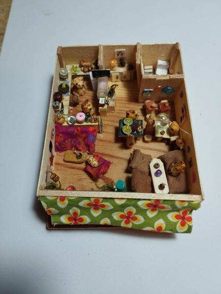 Un salon de thé miniature, peuplé d'animaux en bois