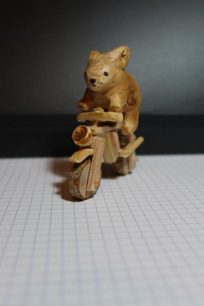 Sculpture en bois d'un lapin sur une moto 