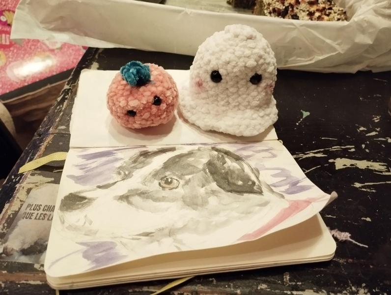 Photo d'une citrouille e5 un fantôme au crochetÀ côté une aquarelle de chien