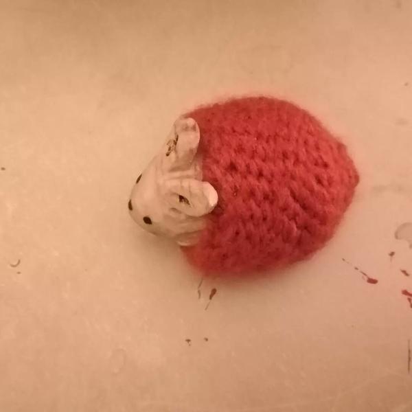 Sculpture de lapin dans un sac de couchage crocheté. Vue de dessus 
