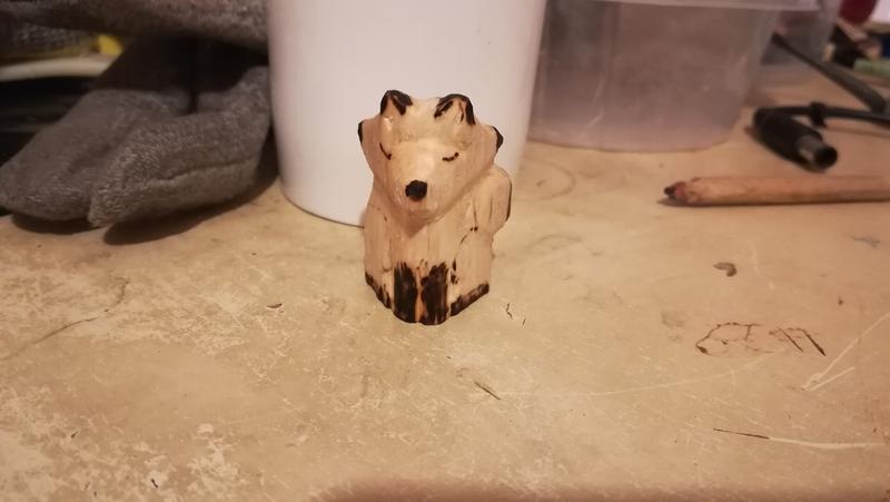 Sculpture en bois pyrogravé d'un renard assoupi 